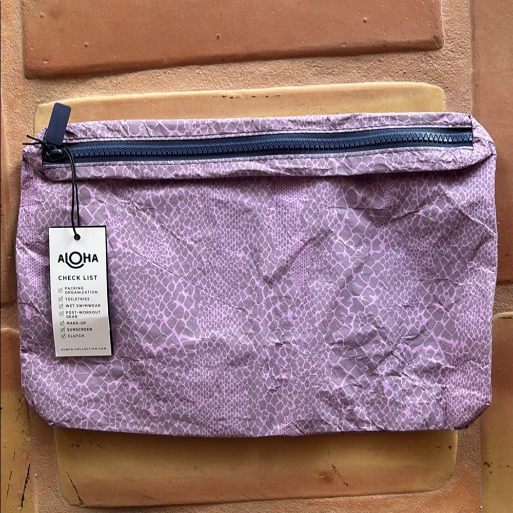 ALOHAS Pink Cosmetic Bag with Textured Fabric and Zipper Closure